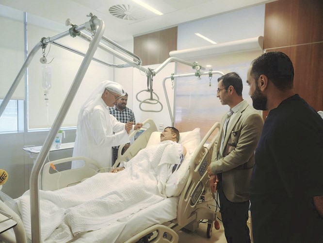 وزير الكهرباء والماء والطاقة المتجددة د.صبيح المخيزيم يطمئن على الحالة الصحية لأحد المصابين جراء إصلاح أحد الخطوط الهوائية