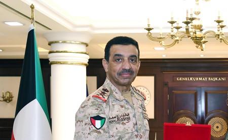 رئيس الأركان بحث ونظيره التركي علاقات التعاون العسكري والدفاعي وسبل تطويرها وتعزيزها