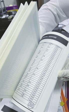 بالفيديو.. «الجمارك» تحبط تهريب 3.5 كغم «كيميكال» مشبعة داخل مجلدات بطريقة إخفاء مبتكرة