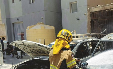 السيطرة على حريق أتى على مركبات بمواقف عمارة