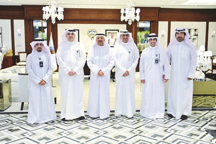 مدير عام الهيئة العامة للتعليم التطبيقي والتدريب د.حسن الفجام ووفد الهيئة خلال زيارة إلى محافظ الفروانية الشيخ عذبي الناصر