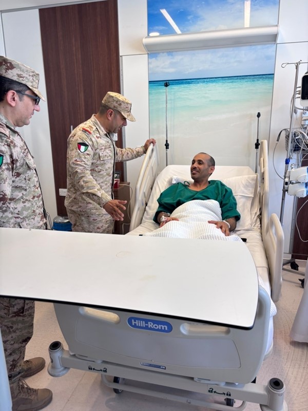 نائب رئيس الأركان اللواء الركن الطيار الشيخ صباح الجابر خلال زيارة احد المصابين