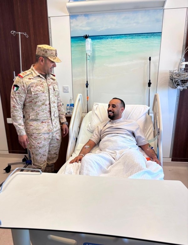 نائب رئيس الأركان اللواء الركن الطيار الشيخ صباح الجابر خلال زيارة احد المصابين