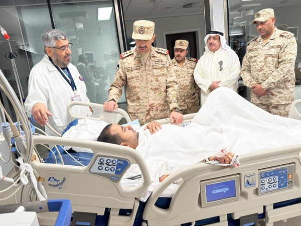 رئيس الأركان الفريق الركن خالد الشريعان خلال الاطمئنان على احد المصابين