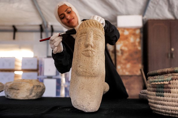 وسط الدمار.. متطوعون في غزة يسابقون الزمن لإنقاذ التراث الثقافي