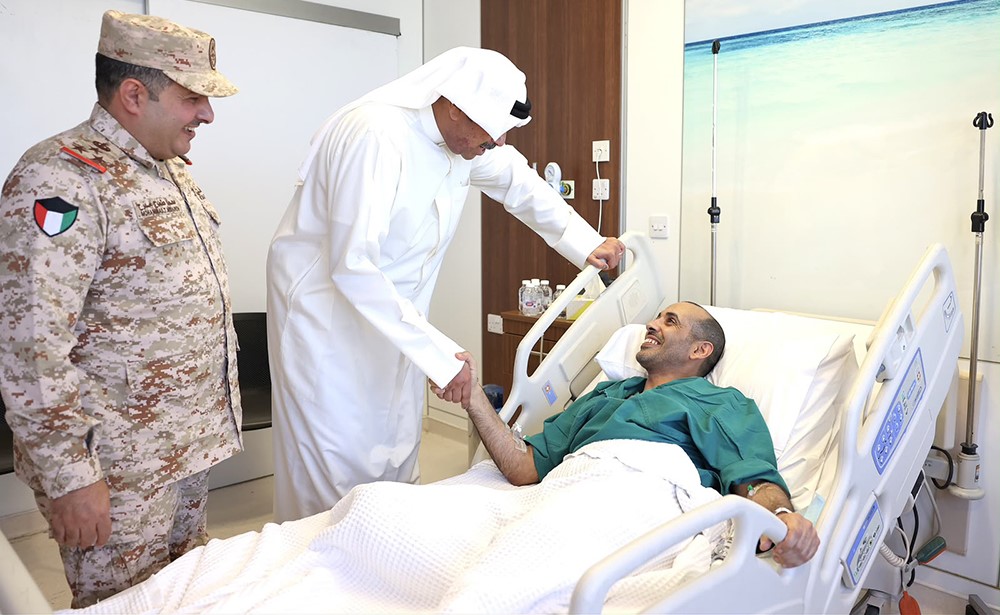 وزير الدفاع يطمئن على صحة عدد من المصابين من منتسبي القوات المسلحة