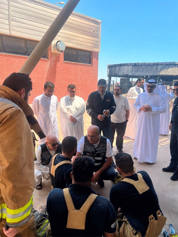 وزير الكهرباء والوكيل يتفقدان موقع الحادث الذي تعرضت له إحدى محطات القوى الكهربائية وتقطير المياه