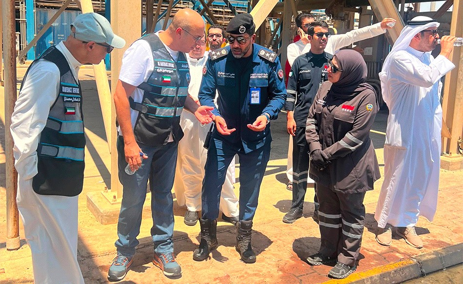 وزير الكهرباء والوكيل يتفقدان موقع الحادث الذي تعرضت له إحدى محطات القوى الكهربائية وتقطير المياه