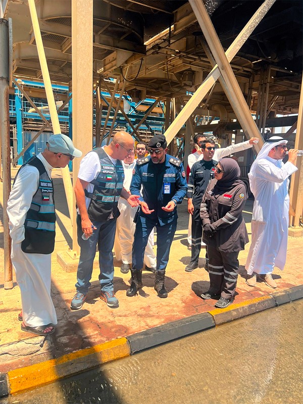 وزير الكهرباء والوكيل يتفقدان موقع الحادث الذي تعرضت له إحدى محطات القوى الكهربائية وتقطير المياه
