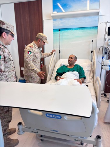 نائب رئيس الأركان اللواء الركن طيار الشيخ صباح الجابر يطمئن على أحد المصابين
