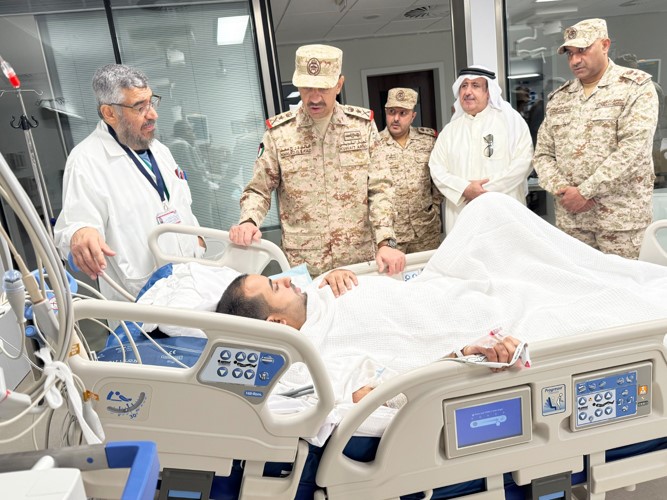 رئيس الأركان العامة للجيش الفريق الركن خالد الشريعان خلال زيارة أحد المصابين