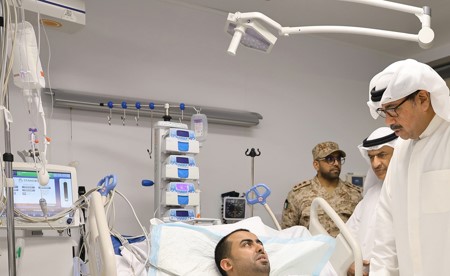 وزير الدفاع ورئيس الأركان ونائبه اطمأنوا على صحة عدد من مصابي منتسبي القوات المسلحة