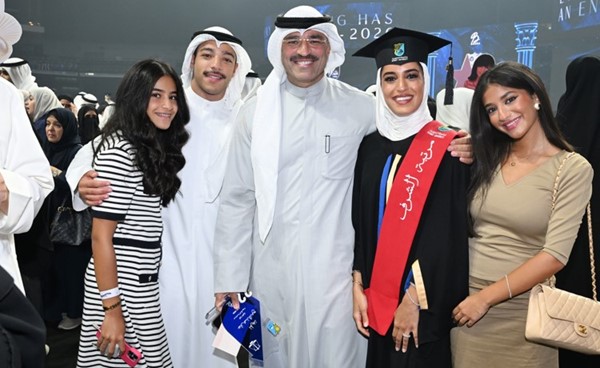 وكيل محكمة الاستئناف المستشار محمد الدعيج مع ابنته الخريجة عفاف وأشقائها