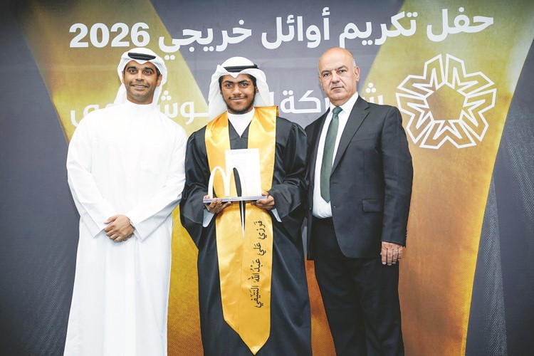 جانب من تكريم أحد الطلبة