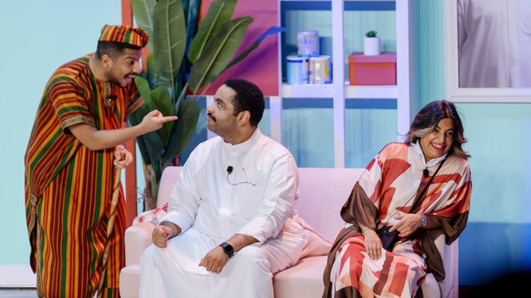 إيمان فيصل مع خالد وأحمد المظفر بمسرحية مهندس الذوق العام