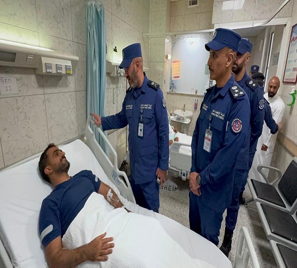 رئيس قوة الإطفاء العام يطمئن على رجال الإطفاء المصابين