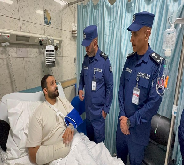 رئيس قوة الإطفاء العام يطمئن على رجال الإطفاء المصابين