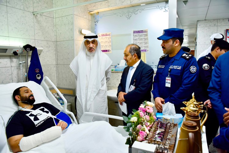 النائب الأول لرئيس مجلس الوزراء ووزير الداخلية الشيخ فهد اليوسف خلال زيارة أحد المصابين بحضور المتحدث الرسمي باسم قوة الإطفاء العام العميد محمد الغريب ومدير منطقة الأحمدي الصحية ومدير مستشفى العدان د.عمار الفضلي