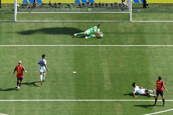 "لاروخا" بطلاً لكأس العالم للمرة الثانية بجدارة