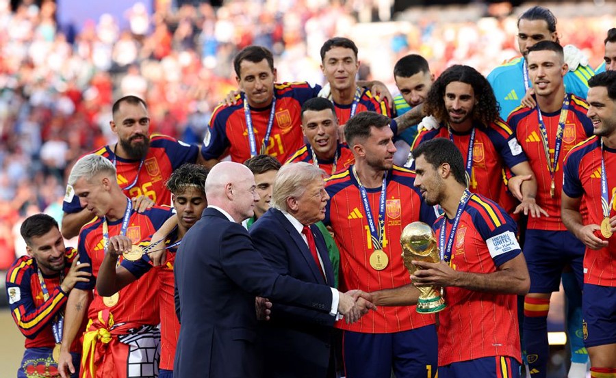 ترامب يسلم كأس العالم للاعبي إسبانيا الأبطال