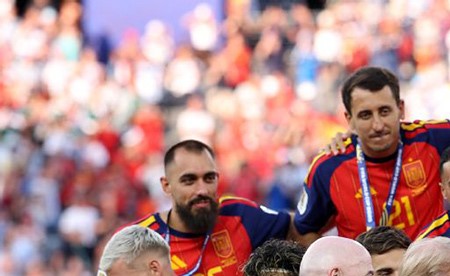 ترامب يسلم كأس العالم للاعبي إسبانيا الأبطال