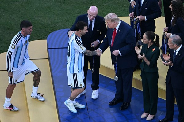 ترامب يسلم كأس العالم للاعبي إسبانيا الأبطال