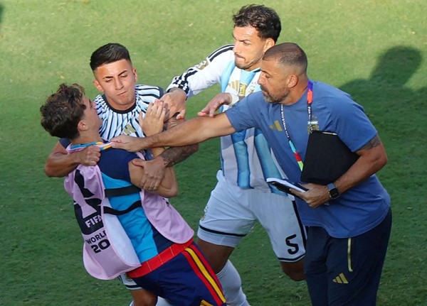 «فيفا» يفتح تحقيقاً في أحداث نهائي المونديال