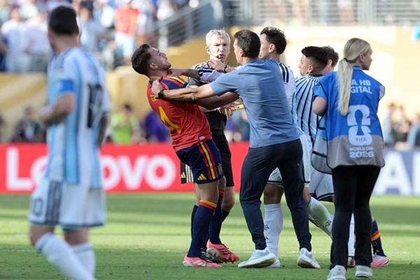 «فيفا» يفتح تحقيقاً في أحداث نهائي المونديال