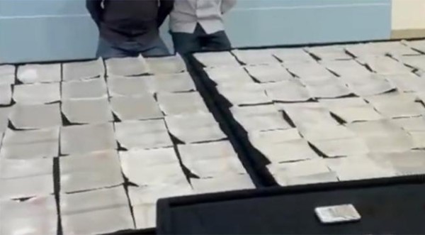 بالفيديو.. "الداخلية" تحبط تهريب 210 ورقات مخدرات A4 في مصابيح كهربائية في محاولة تهريب مبتكرة