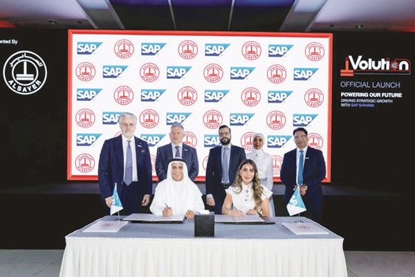 مبارك ناصر الساير وسندس بوشهري خلال توقيع اتفاقية الشراكة مع SAP