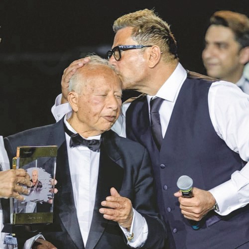 المطرب عمرو دياب مع الراحل في إحدى المناسبات