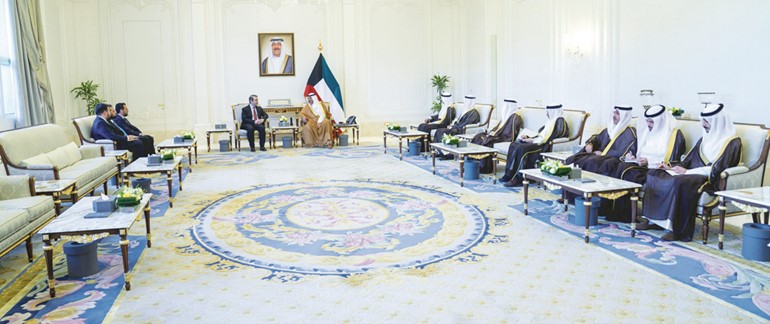 سمو ولي العهد الشيخ صباح الخالد مستقبلا وزير الخارجية والمغتربين في الجمهورية العربية السورية أسعد الشيباني بحضور رئيس ديوان
سمو ولي العهد الشيخ ثامر الجابر ووزير الخارجية الشيخ جراح الجابر