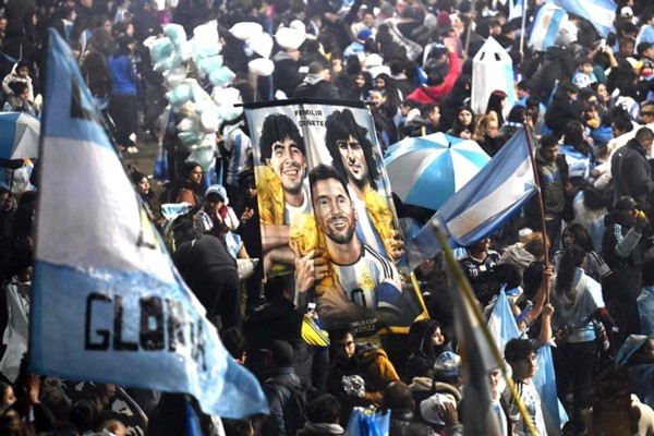الآلاف في استقبال منتخب الأرجنتين من دون ميسي