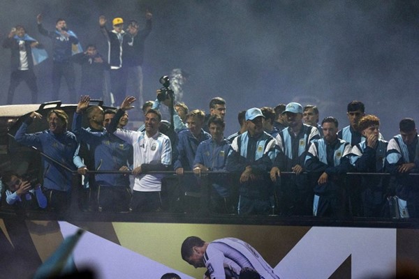 الآلاف في استقبال منتخب الأرجنتين من دون ميسي