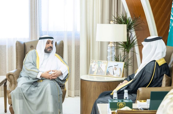 سفير الكويت لدى السعودية وأمير المنطقة الشرقية يبحثان تعزيز علاقات التعاون