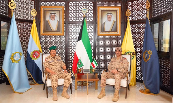رئيس الأركان يبحث مع مسؤول عسكري خليجي سُبل تعزيز التعاون والتنسيق العسكري بين دول الخليج