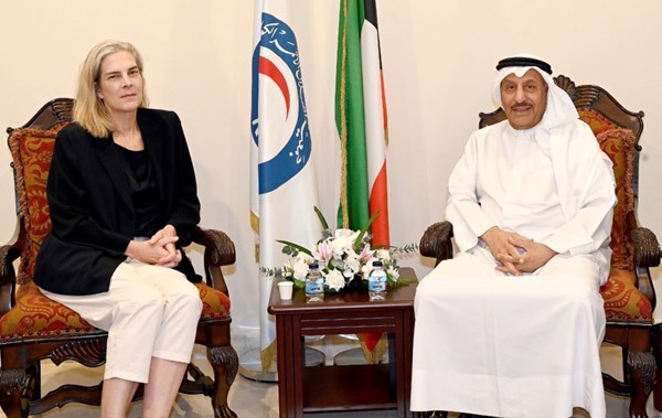 رئيس مجلس إدارة جمعية الهلال الأحمر الكويتي خالد المغامس مستقبلا رئيسة البعثة الإقليمية للجنة الدولية للصليب الأحمر آن مومنتافون