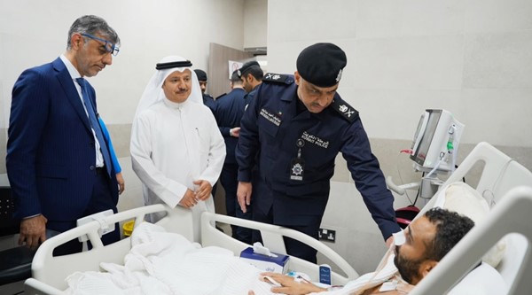 وكيل وزارة الداخلية اللواء عبدالوهاب الوهيب خلال زيارة رجل الأمن المصاب