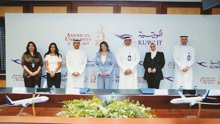 الرئيس التنفيذي بالتكليف في الخطوط الجوية الكويتية الكابتن عبدالوهاب إبراهيم الشطي ورئيس الجامعة الأمريكية د.أسيل العوضي عقب توقيع المذكرة
