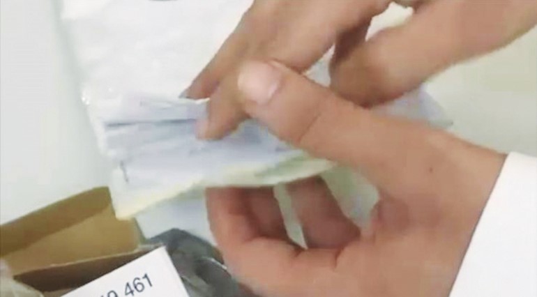 أوراق كتالوج الإضاءات شبعت بالمخدرات