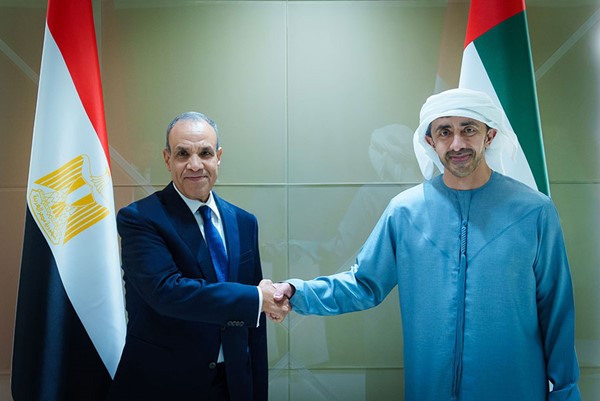 وزيرا خارجية الإمارات ومصر يبحثان التطورات الإقليمية وضمان حرية الملاحة في مضيق هرمز