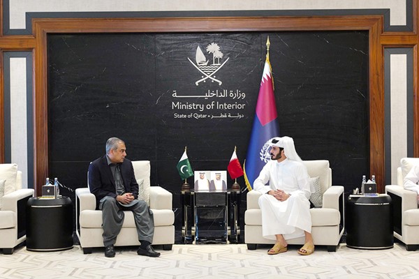  الشيخ خليفة بن حمد بن خليفة آل ثاني وزير الداخلية قائد قوة الأمن الداخلي «لخويا» في دولة قطر مستقبلاً وزير الداخلية الباكستاني محسن رضا نقوي