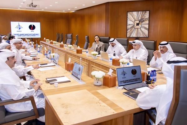 مدير عام الهيئة د.حسن الفجام ونائب المدير العام للشؤون الأكاديمية والتنمية والابتكار د.مشعل المنصوري خلال الاجتماع مع ممثلي مؤسسة البترول الكويتية