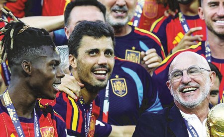 الاتحاد الإسباني يتحرك لتجديد عقد دي لا فوينتي حتى 2030