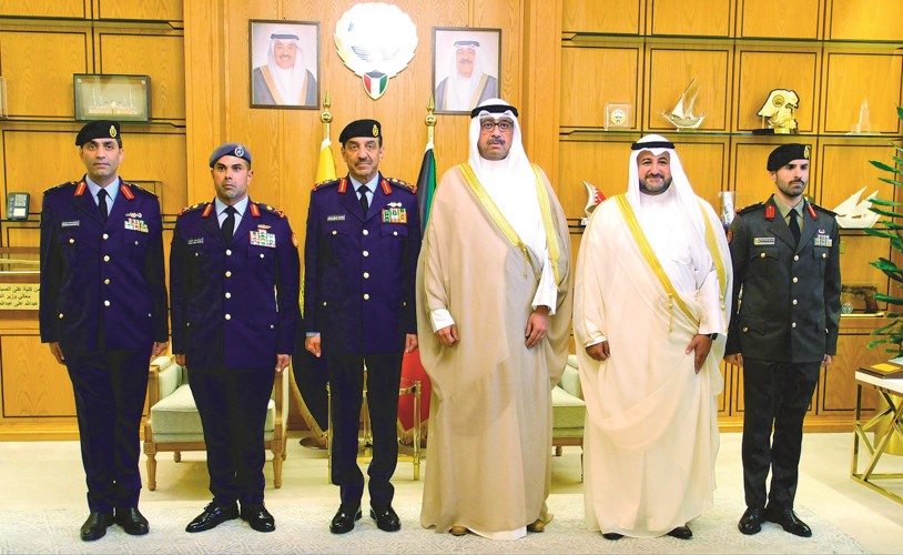 وزير الدفاع يقلد ضباطا رتبهم الجديدة مضاعفة الجهود ومواصلة العطاء والعمل لخدمة الوطن