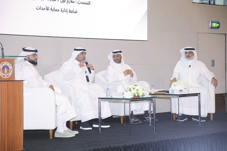 المستشار الإعلامي د.بسام الجزاف والداعية أحمد النفيس والملازم أول مبارك الفودري والمحامي حمود عبدالوهاب خلال الندوة