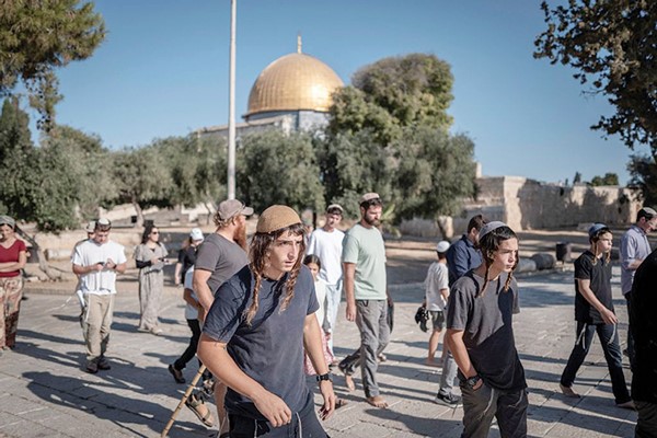 مستوطنون يقتحمون باحات المسجد الأقصى لإحياء ما يسمى «خراب الهيكل» المزعوم (أ.ف.پ)