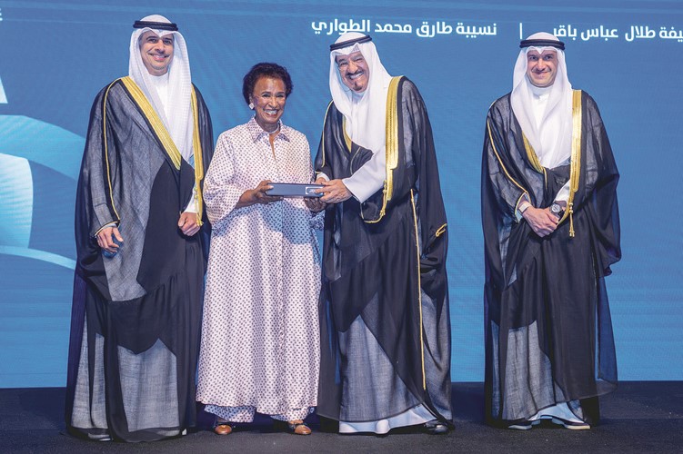 سمو الشيخ أحمد العبدالله مكرما الشيخة نعيمة الأحمد بحضور د.طارق الجلاهمة وبشار عبدالله