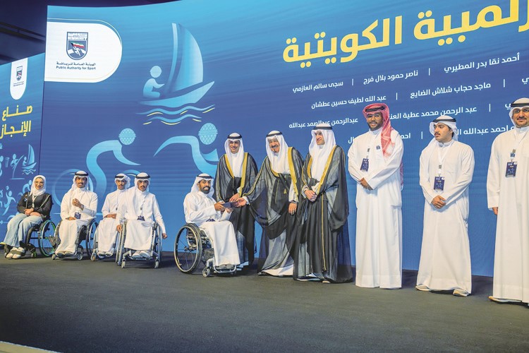 سمو الشيخ أحمد العبدالله يكرم البطل أحمد نقا ومجموعة من أبطال ذوي الإعاقة