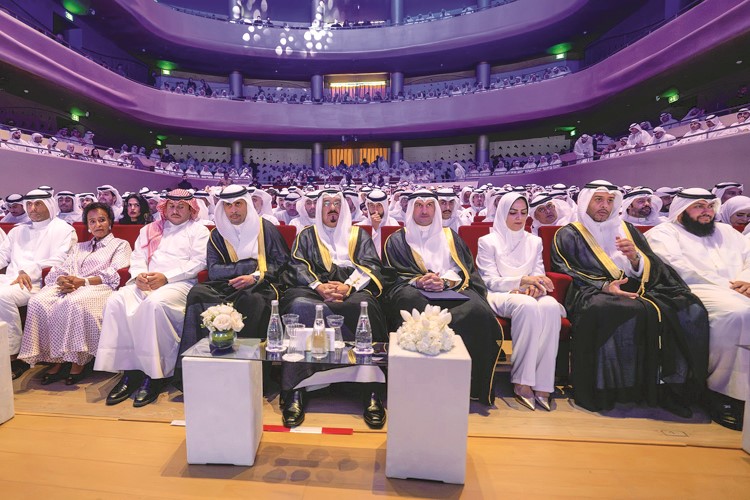 سمو رئيس مجلس الوزراء الشيخ أحمد العبدالله يتوسط الشيخة نعيمة الأحمد ود.طارق الجلاهمة والشيخ مبارك فيصل النواف وخالد الغانم وبشار عبدالله ود.فاطمة السلمان والشيخ عذبي نايف الجابر والشيخ مشعل طلال الفهد خلال حفل التكريم الوطني لأبطال وبطلات المنتخبات الوطنية